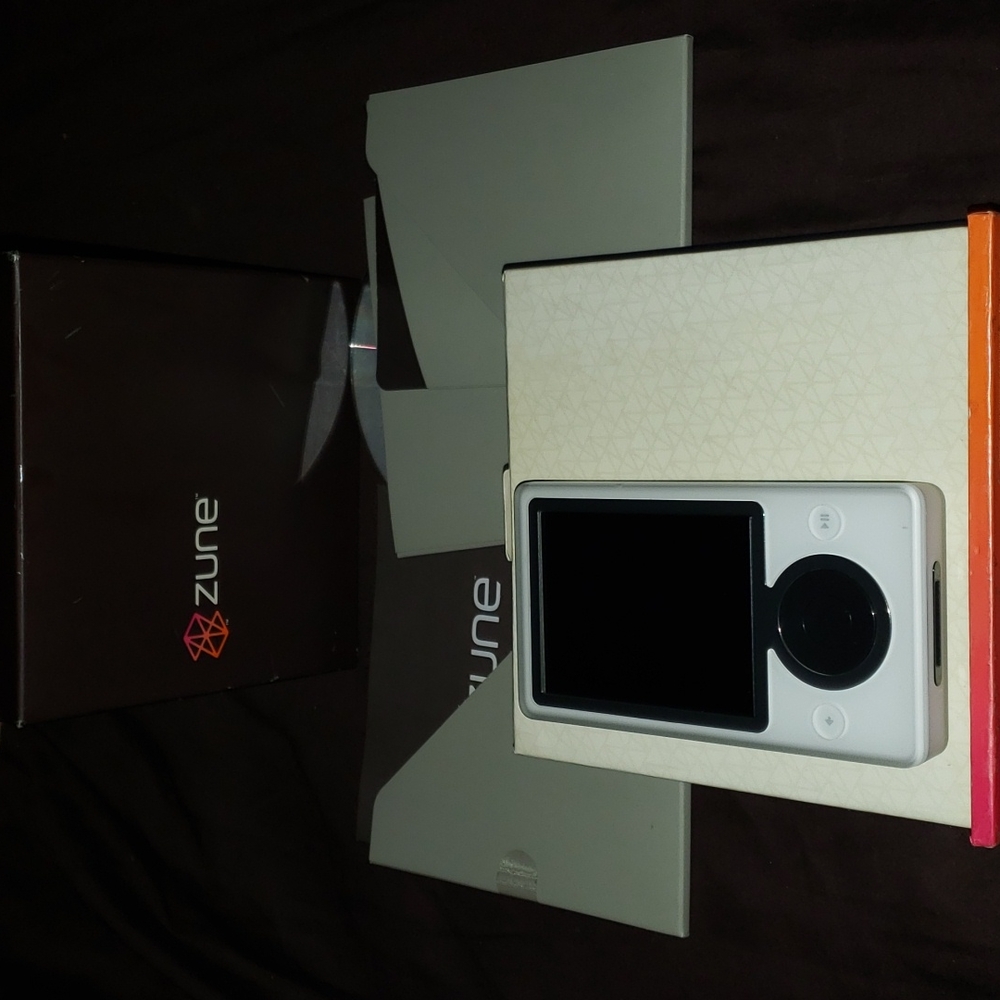 Orginal Microsoft Zune 30 White (30 GB) Digital Media Player 2006 1st ge…